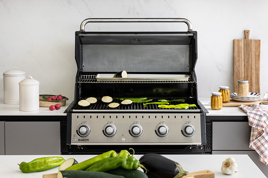 Cocina de jardín con horno de leña y barbacoa.