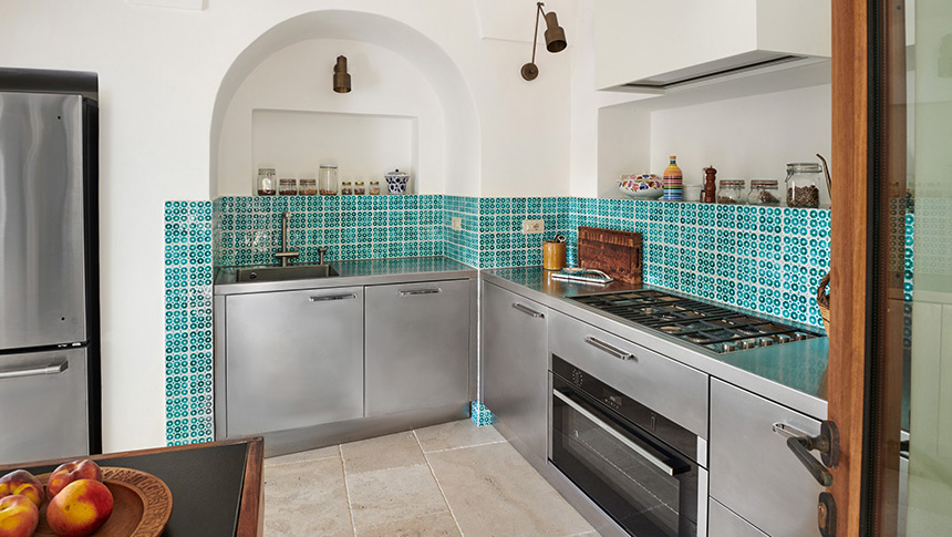 Abimis diseña una cocina de acero inoxidable en Pantelleria