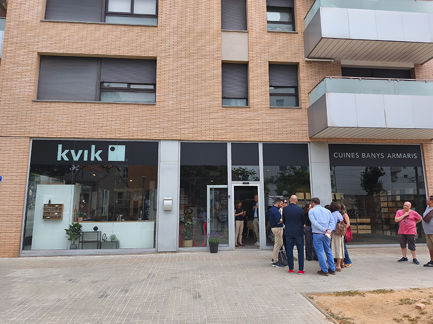 Fachada de la nueva tienda Kvik en Sabadell, especializada en cocinas de diseño danés