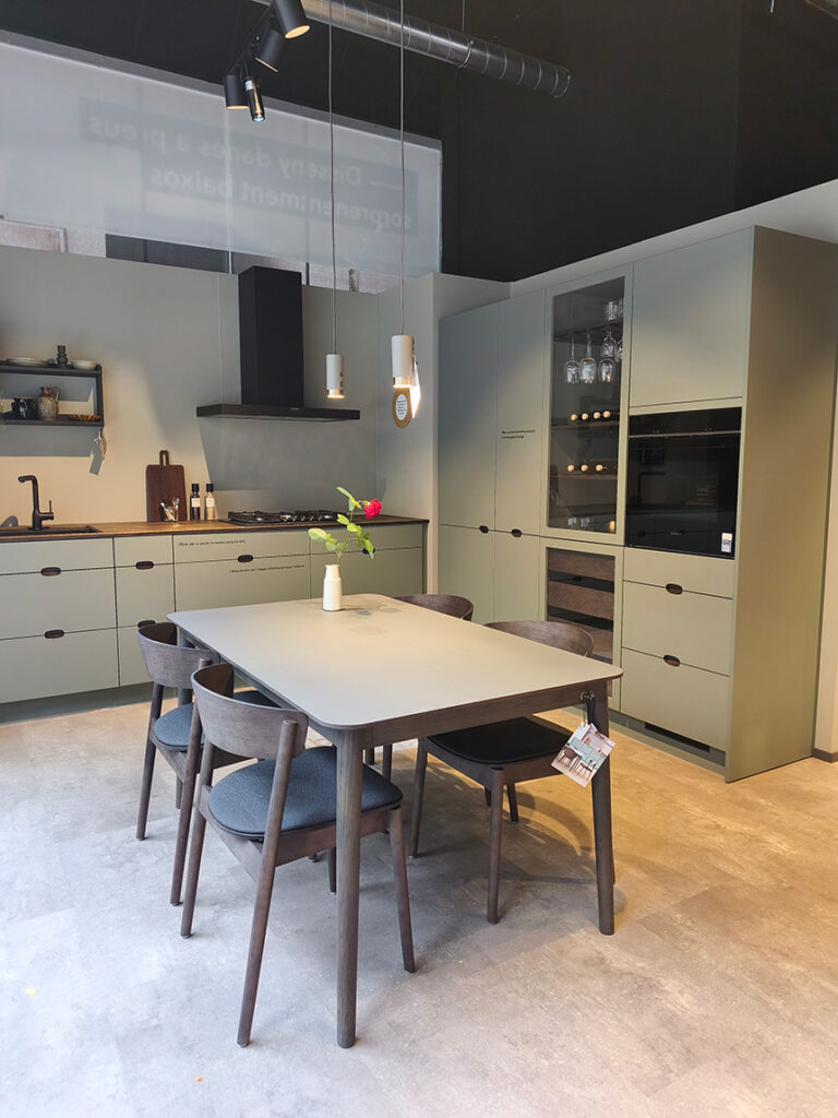 Interior del showroom de Kvik Sabadell con exposición de cocinas de diseño danés