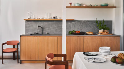 Cocina de exterior moderna integrada en una terraza.