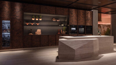 Interiorismo contemporáneo con superficies Cosentino en Lima
