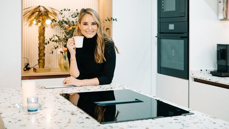 Cocina abierta con isla diseñada por Línea 3 Cocinas para Alba Carrillo en Madrid, reforma integral de 16 m²