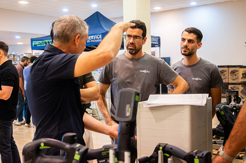 Profesionales probando maquinaria en evento Festool