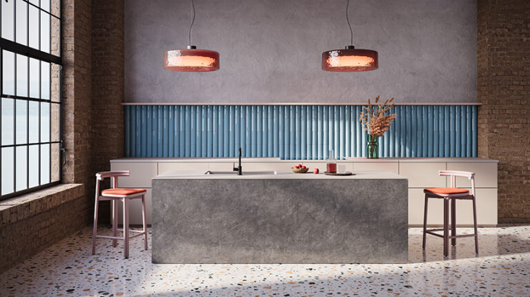 Cocina con superficies RAUVISIO crystal Strong de REHAU inspiradas en materiales naturales.