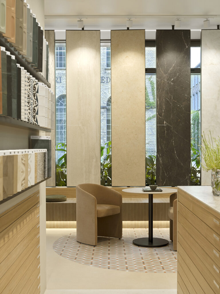 Grandes losas cerámicas Marazzi en el showroom de Copenhague