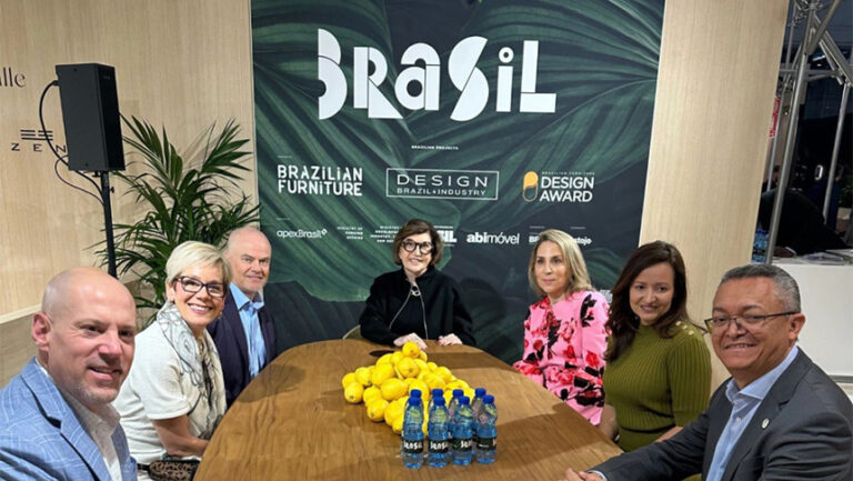 Representantes de NKBA y Abimóvel durante el anuncio de la alianza estratégica internacional