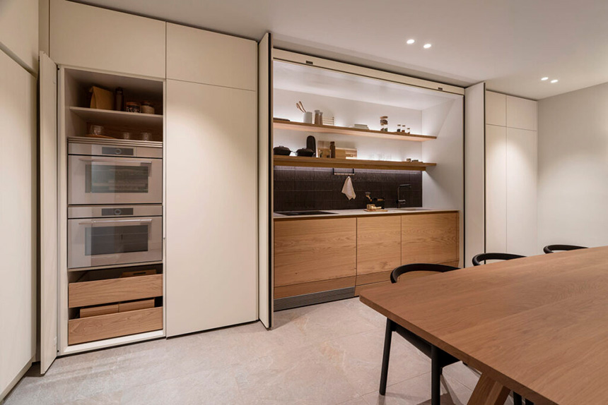 Cocina Santos oculta tras puertas escamoteables dobles en el showroom de Suiza
