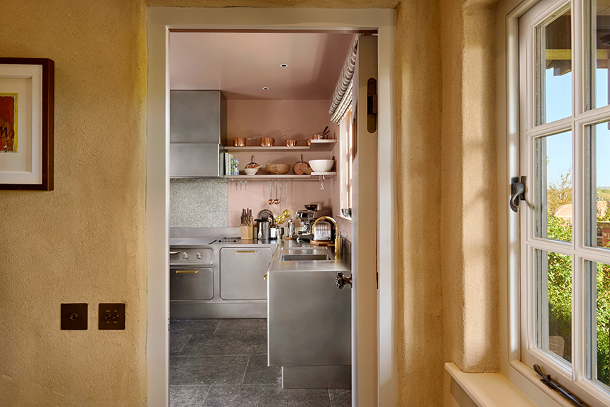 Cocina de diseño Abimis integrada en una casa de campo de arquitectura inglesa.