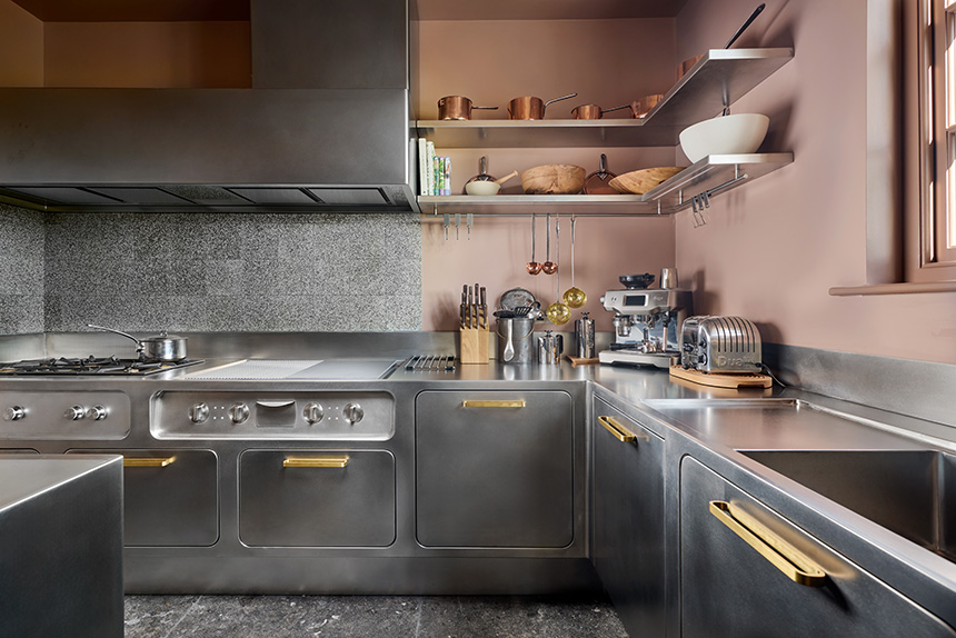Cocina profesional Abimis con placa, hornos y campana de acero inoxidable.