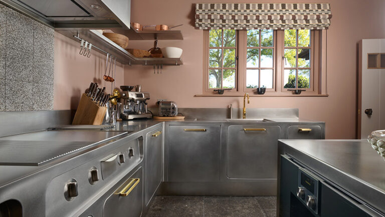 Cocina Abimis Ego de acero inoxidable en una casa de campo de Londres.