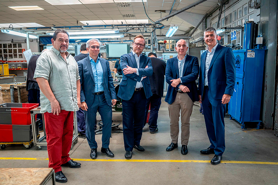Equipo de Cata Group, ATADES y Jeelperg tras la firma del acuerdo.