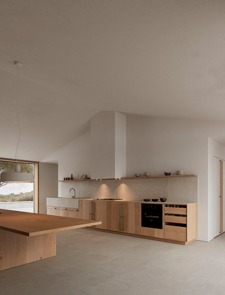 Cocina de alta gama REKKER con isla central y acabados en roble macizo.