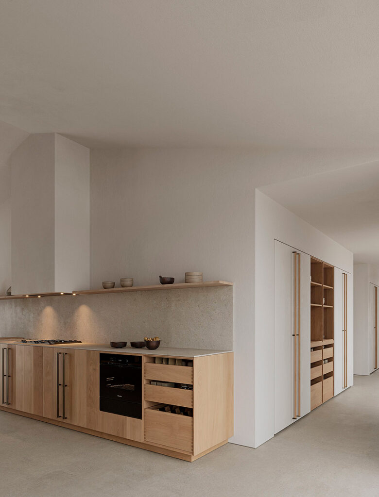 Cocina ZABALAK de REKKER integrada en una vivienda contemporánea.