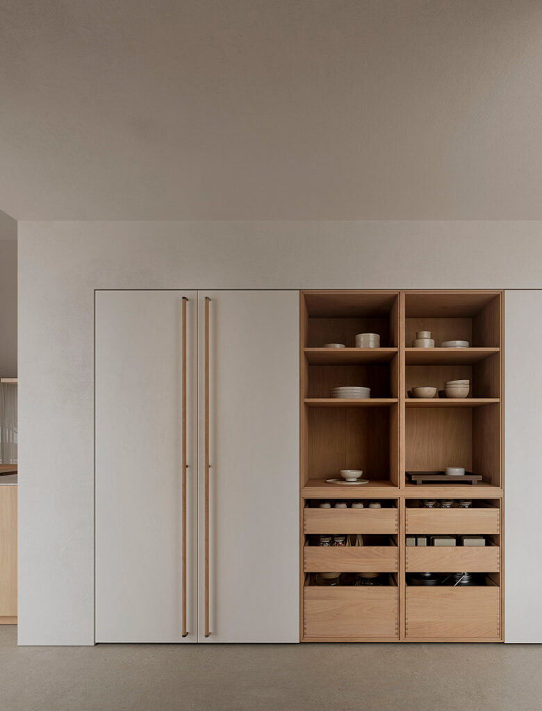 Cocina ZABALAK de REKKER integrada en una vivienda contemporánea.