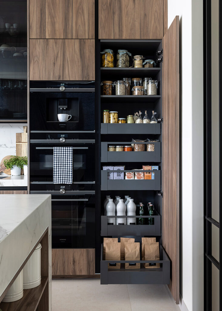 Muebles altos hasta el techo para maximizar el espacio de almacenaje en una cocina pequeña