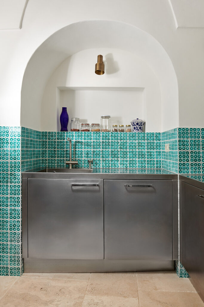 Interior de un dammuso mediterráneo con cocina Atelier.