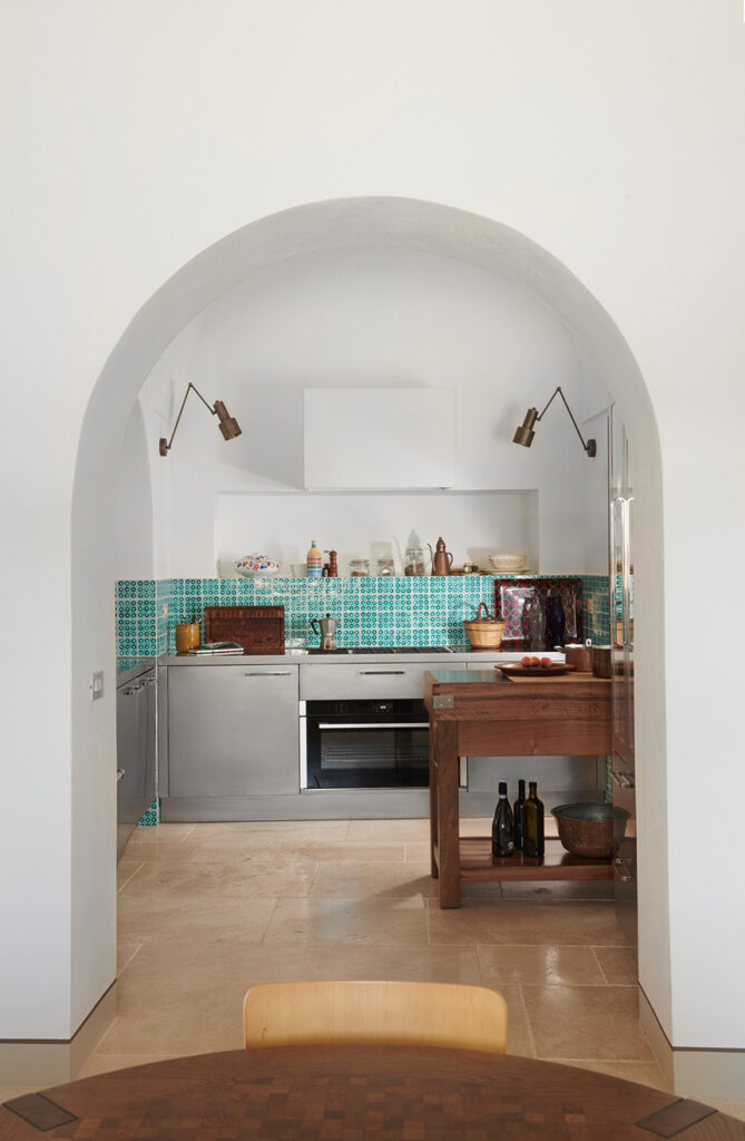 Cocina contemporánea de acero inoxidable en Pantelleria.