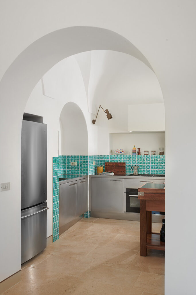 Cocina a medida Abimis integrada en arquitectura tradicional.