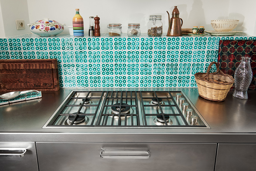 Zona de trabajo de cocina Atelier con revestimiento cerámico turquesa.