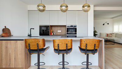 Cocina pequeña diseñada por Cocinas Río con muebles a medida y soluciones de almacenaje inteligente