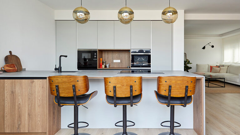 Cocina pequeña diseñada por Cocinas Río con muebles a medida y soluciones de almacenaje inteligente