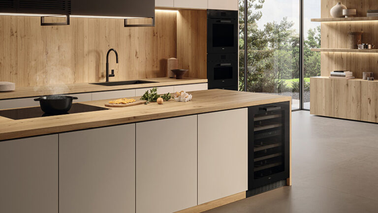 Vinoteca Elica de diseño total black integrada en una cocina moderna.