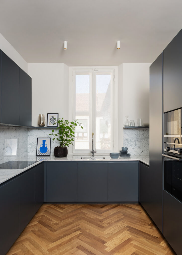 Cocina italiana de diseño con mármol de Carrara.