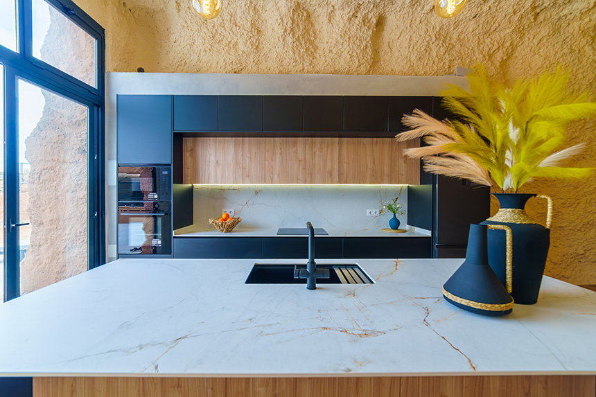 Proyecto de interiorismo en una casa cueva con cocina contemporánea