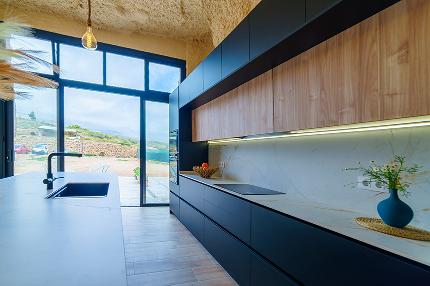 Superficies Zenit y paneles Syncron de Grupo ALVIC en una cocina de diseño
