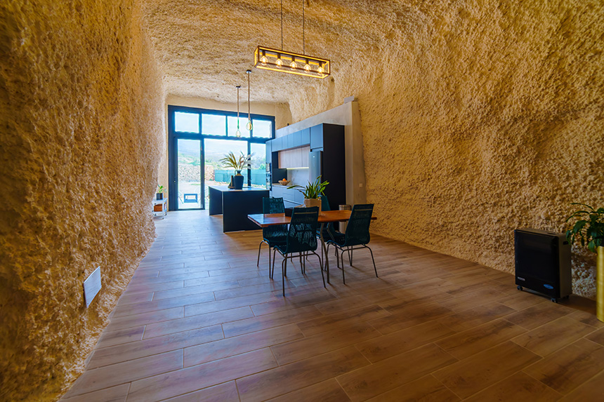Cocina abierta con diseño contemporáneo en una casa cueva de Arico