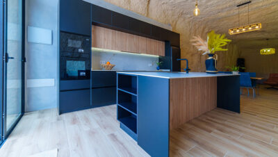 Cocina contemporánea de Grupo ALVIC integrada en una casa cueva de Tenerife