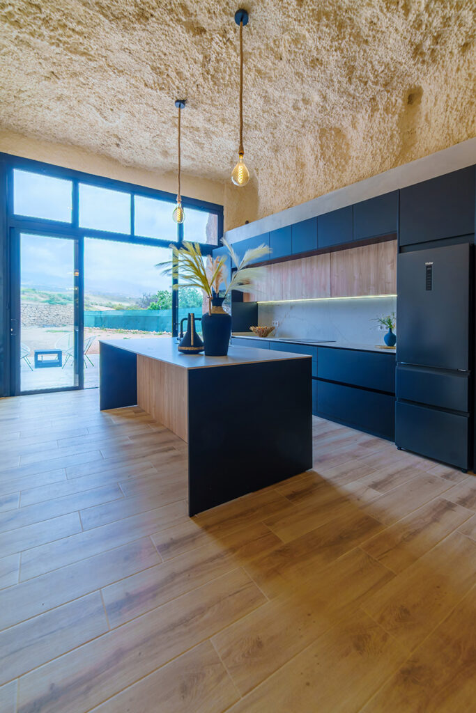 Isla central de cocina en una vivienda excavada en la roca en Tenerife