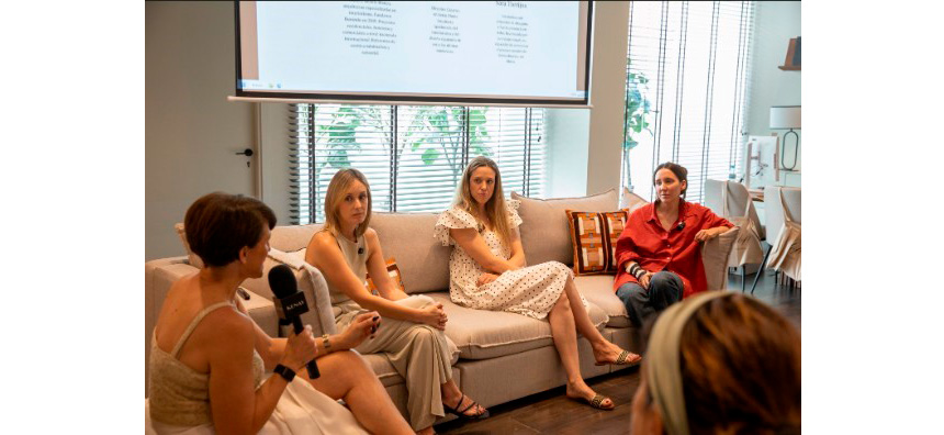 Profesionales del interiorismo debaten sobre IA en Valencia.