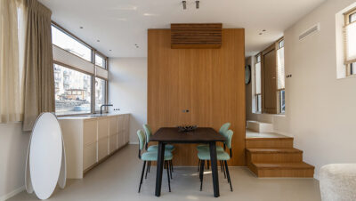 Cocina con vistas al canal de Ámsterdam en vivienda flotante