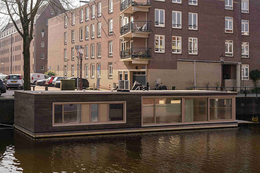 Casa flotante en Ámsterdam con diseño minimalista e HIMACS