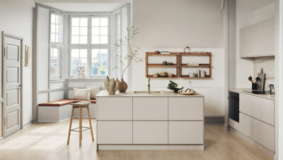 Cocina Kvik Mano Crema con diseño danés contemporáneo y acabados cálidos.
