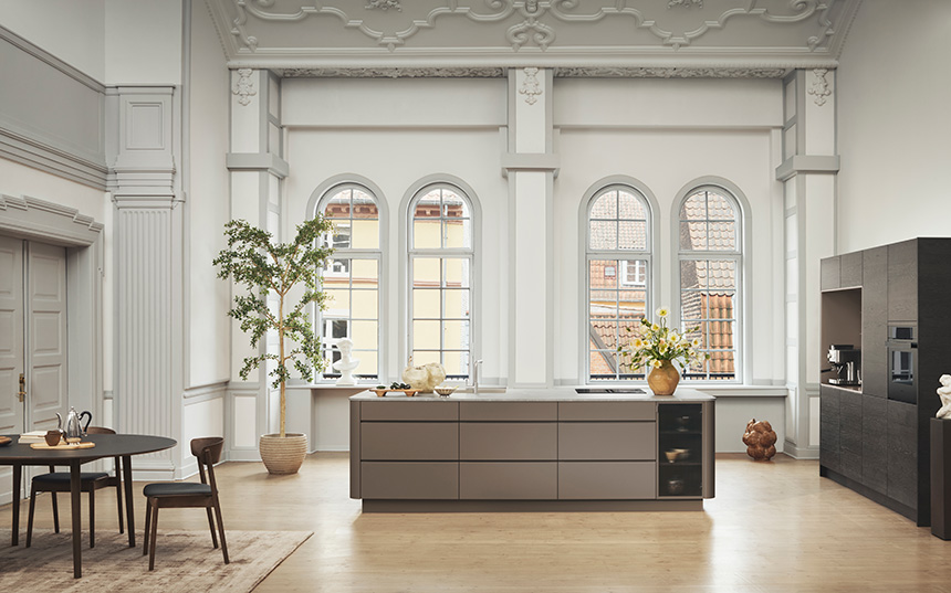 Cocina Kvik Mano Mocha con muebles en color marrón cálido y diseño escandinavo.