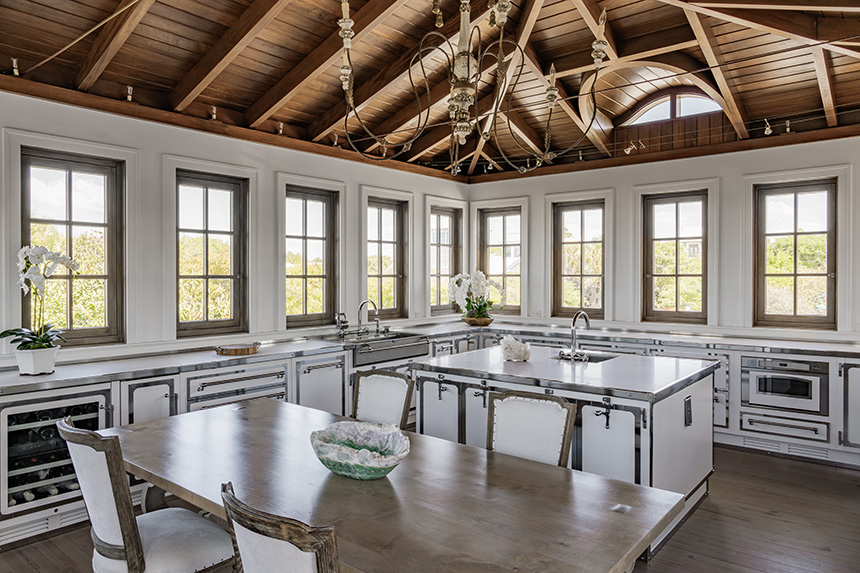 Cocina contemporánea con isla de mármol y grandes ventanales en Florida.