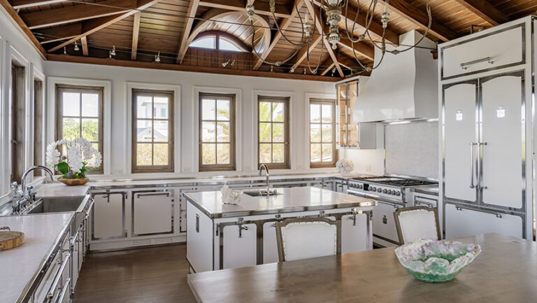 Cocina de lujo Officine Gullo en una vivienda de Seaside, Florida.