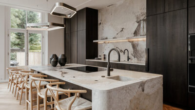 Cocina de diseño con isla de piedra Patagonia Original Tourmaline en una Canal House rehabilitada de Ámsterdam.