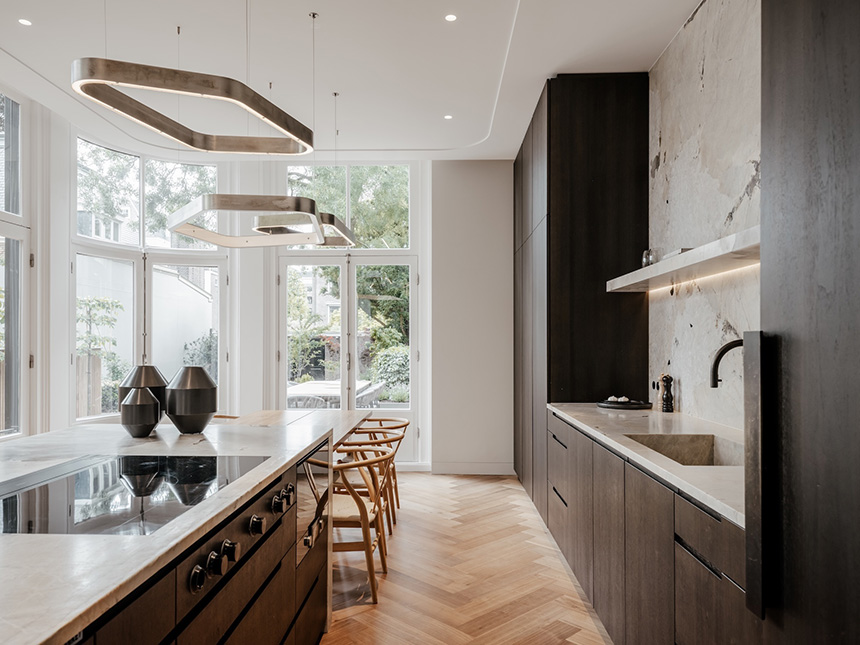 Una cocina de piedra natural abierta al jardín