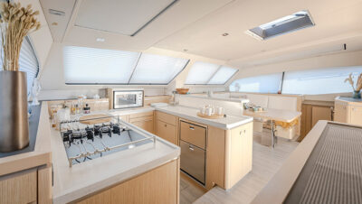 Catamarán Privilège Marine con cocina equipada con superficies HIMACS.