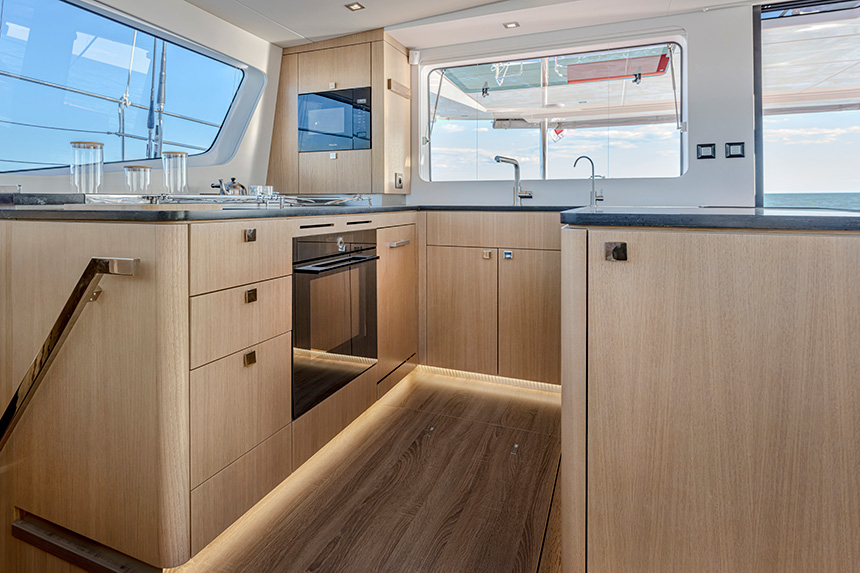 Diseño interior de catamarán de lujo con materiales HIMACS.