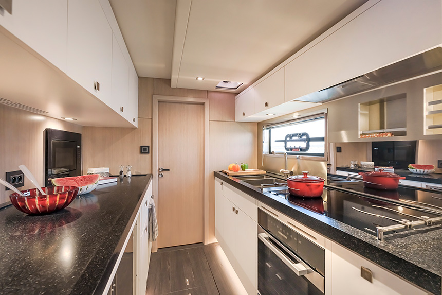 Interior de catamarán de lujo con cocina diseñada con HIMACS Solid Surface.