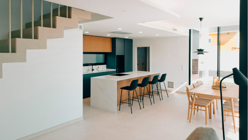 Así es la cocina moderna que conecta el interior con el jardín en una vivienda de Benicarló