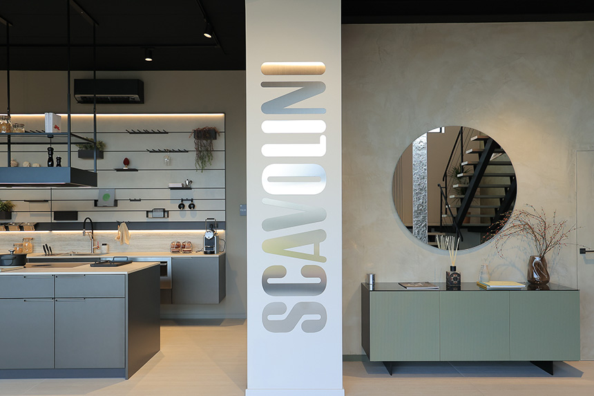 Exposición de cocinas Scavolini en un showroom internacional