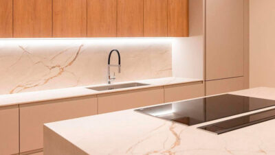 Cocina moderna con iluminación integrada.