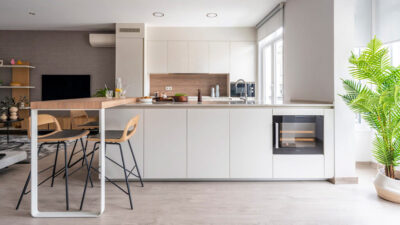 Cocina blanca y madera con mesado personalizado.