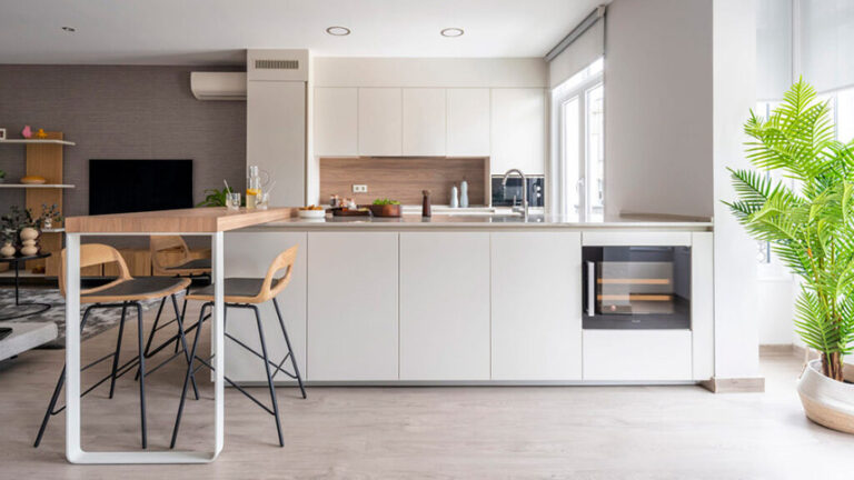 Cocina blanca y madera con mesado personalizado.